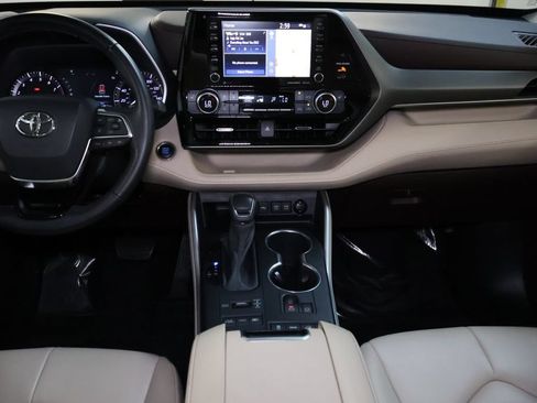 Used 2021 Toyota Highlander XLE AWD/4WD image 19