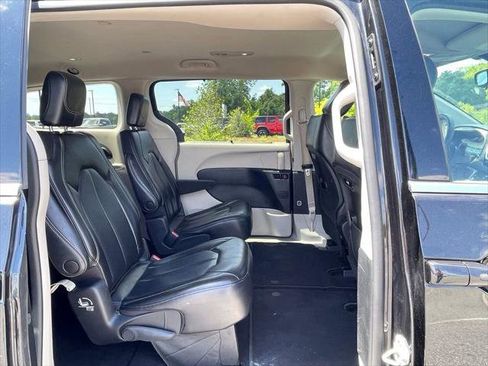 Certified 2023 Chrysler Pacifica Touring-L FWD image 48