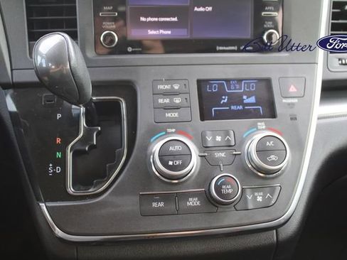 Used 2019 Toyota Sienna SE image 21