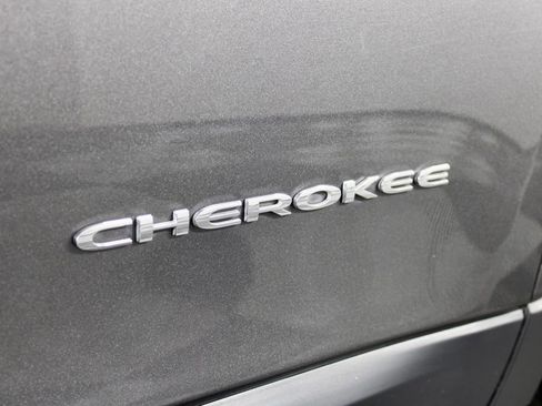 Used 2019 Jeep Cherokee Limited image 10