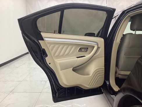 Used 2017 Ford Taurus SE image 24