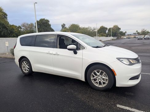 Used 2017 Chrysler Pacifica LX image 8