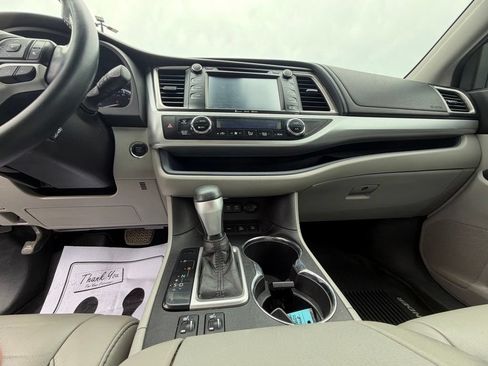 Used 2018 Toyota Highlander XLE AWD/4WD image 31