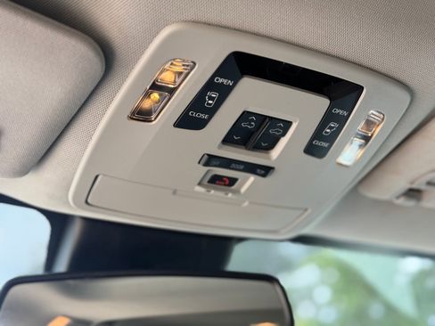 Used 2025 Toyota Sienna XLE FWD image 25