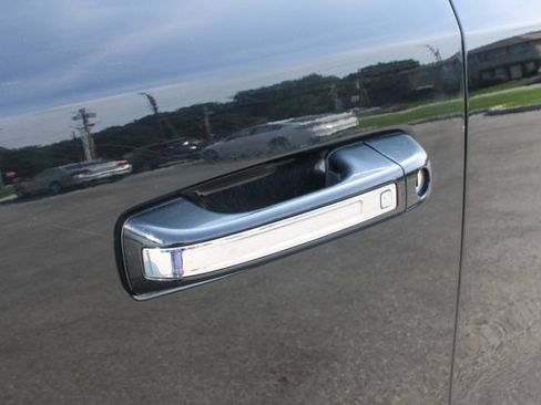 Used 2019 RAM 1500 Laramie AWD/4WD image 9