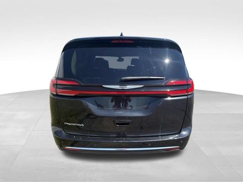 Used 2022 Chrysler Pacifica Touring-L FWD image 14