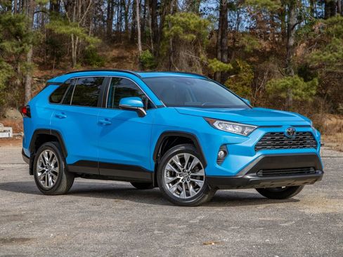 Used 2019 Toyota RAV4 XLE Premium image 3