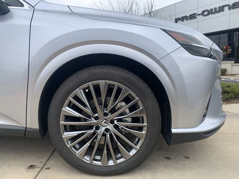 Used 2025 Lexus RX 450h AWD w/ Luxury Package image 13