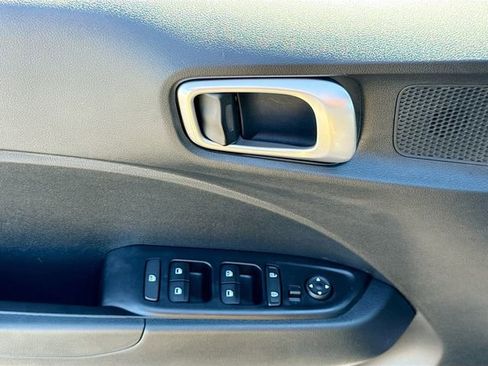 Used 2025 Hyundai Venue SEL FWD image 17