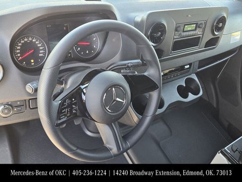 Used 2025 Mercedes-Benz Sprinter 2500 image 27