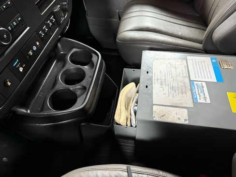 Used 2017 Chevrolet Express 2500 RWD image 17