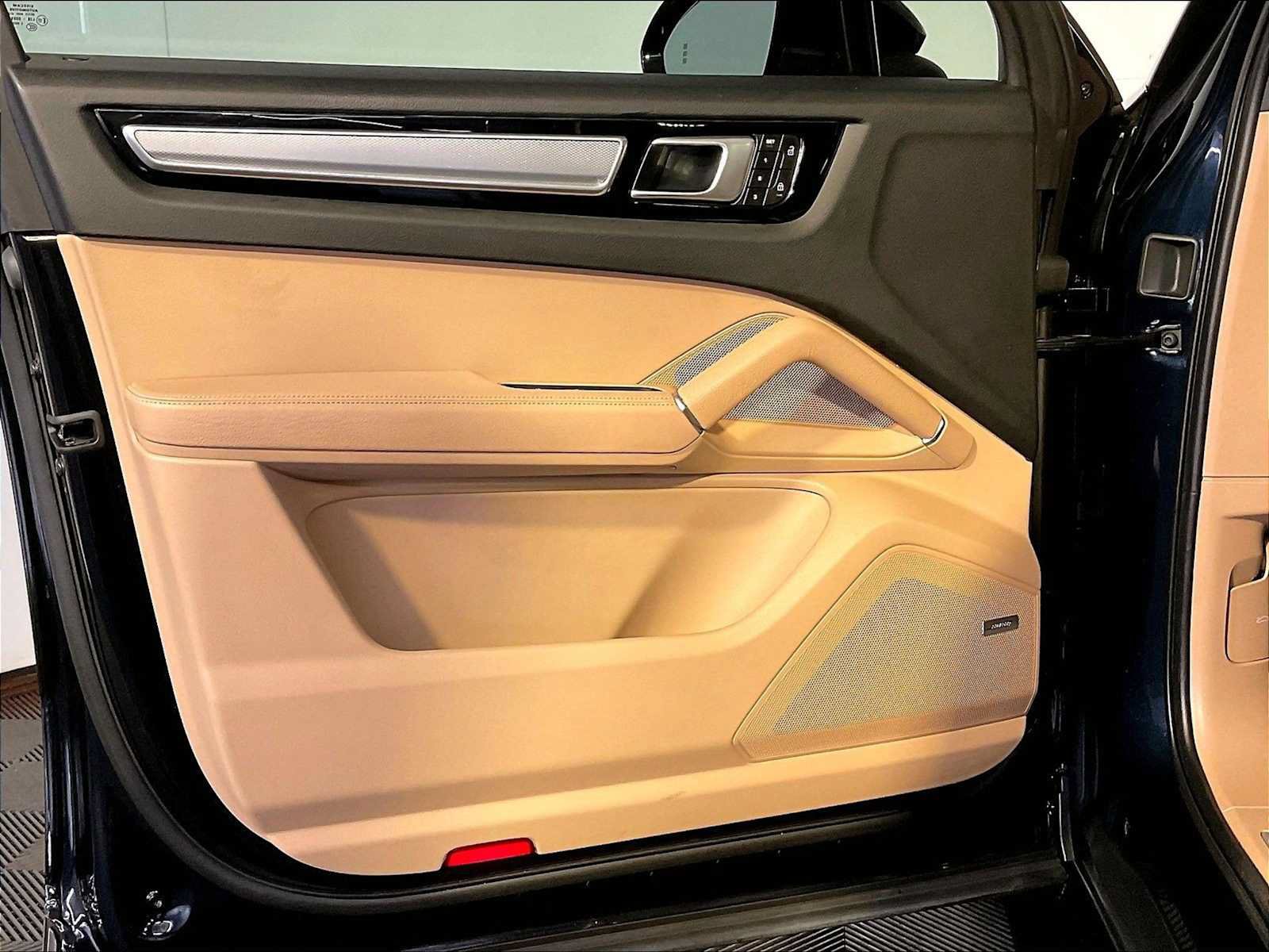 Certified 2022 Porsche Cayenne Platinum Edition AWD/4WD image 25