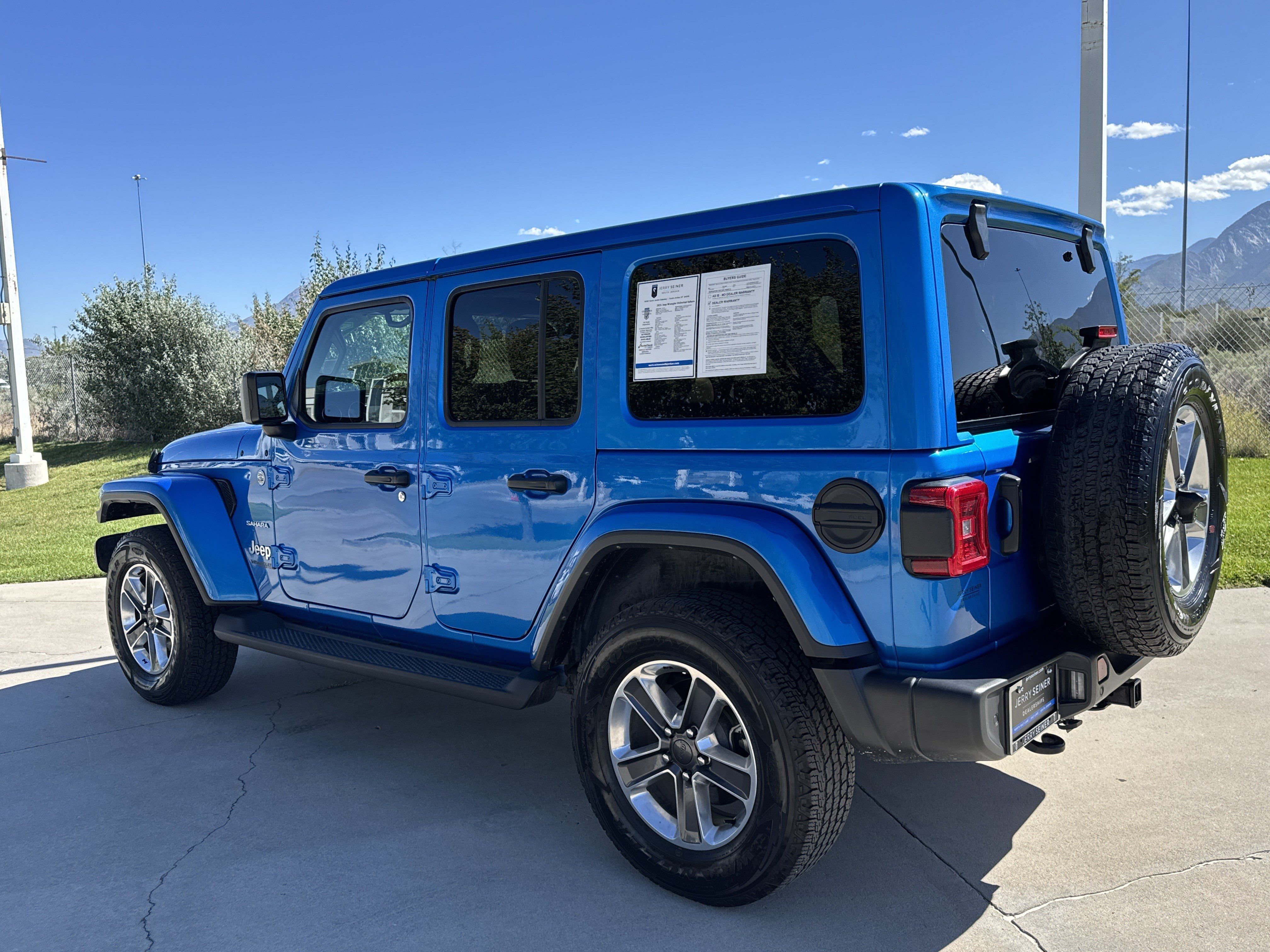 Used 2021 Jeep Wrangler Unlimited Sahara AWD/4WD image 3