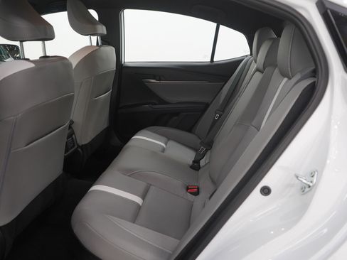 Used 2025 Toyota Camry SE image 12