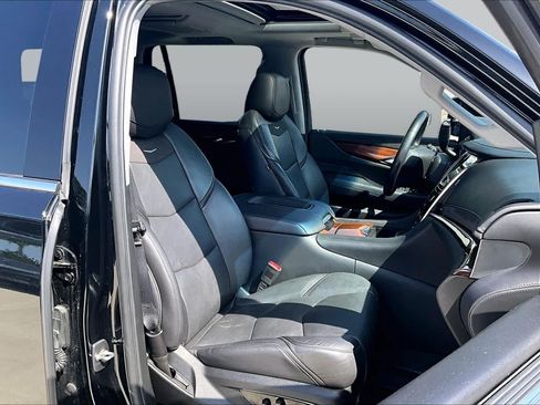 Used 2020 Cadillac Escalade Luxury RWD image 9