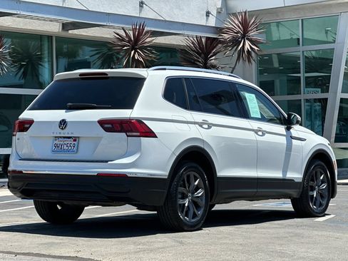 Used 2023 Volkswagen Tiguan SE w/ Panoramic Sunroof Package FWD image 5