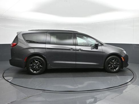 Used 2020 Chrysler Pacifica Touring-L image 8