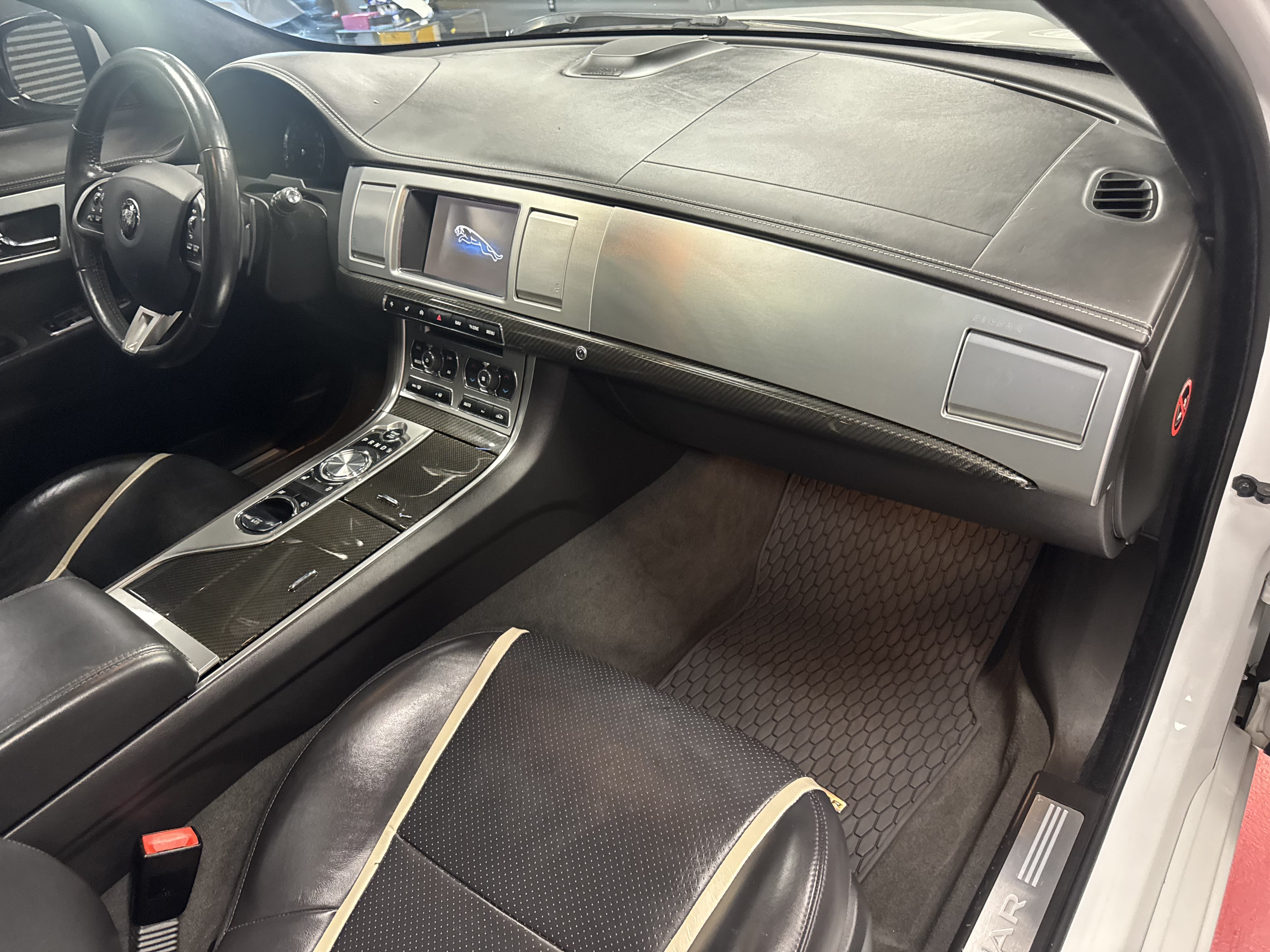 Used 2015 Jaguar XF Supercharged RWD image 9