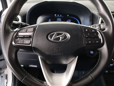 Used 2025 Hyundai Venue SEL FWD image 3