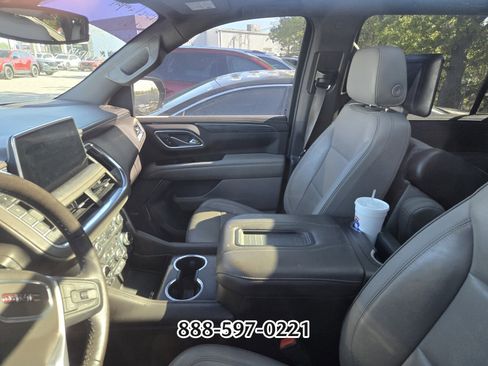 Used 2021 GMC Yukon XL SLT w/ SLT Luxury Plus Package image 3