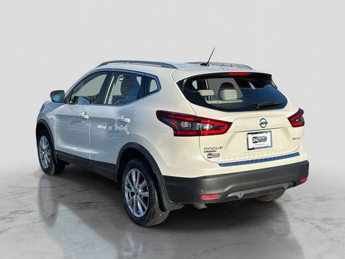 Used 2020 Nissan Rogue Sport SV image 3