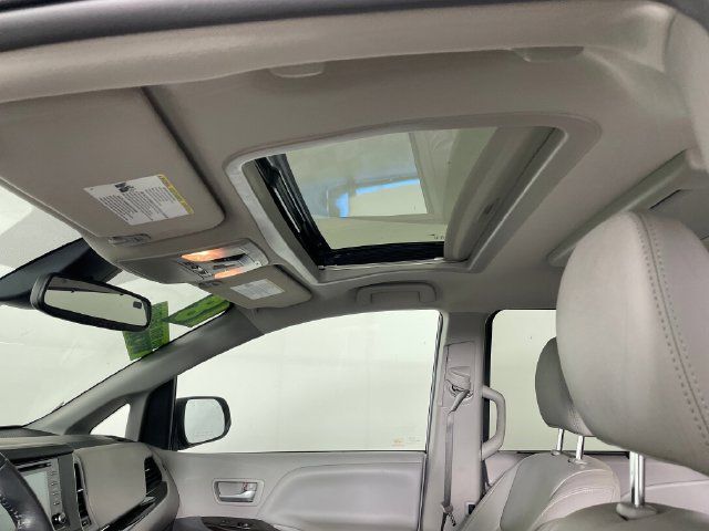 Used 2018 Toyota Sienna XLE Premium AWD/4WD image 11