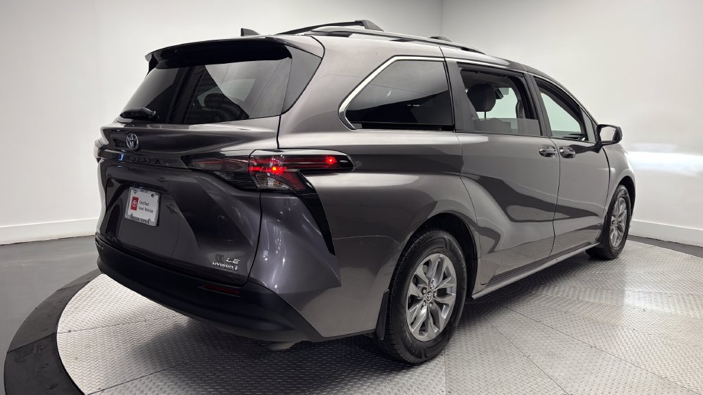 Certified 2024 Toyota Sienna LE FWD image 38