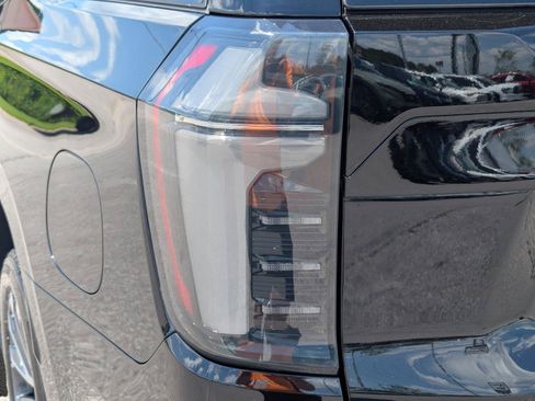 Used 2025 Chevrolet Tahoe High Country AWD/4WD image 11