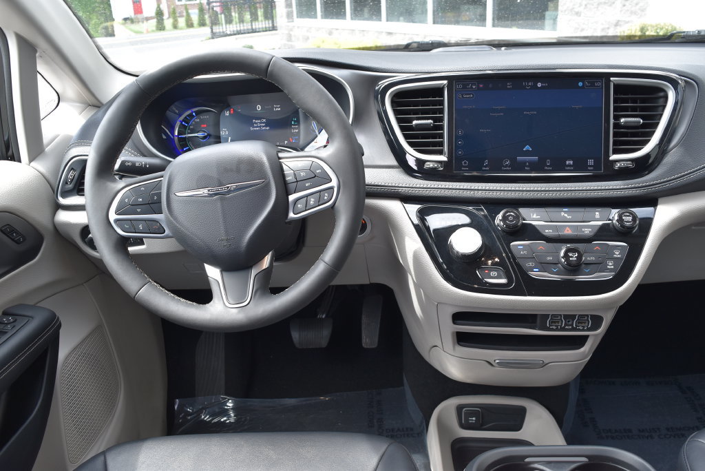 Used 2024 Chrysler Pacifica Limited FWD image 12