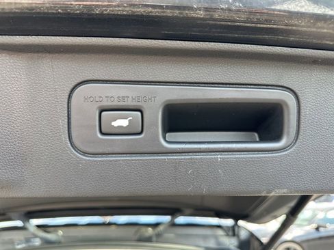 Used 2025 Honda Pilot EX-L image 12