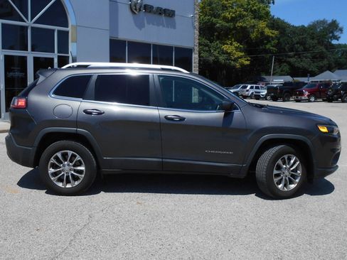 Certified 2019 Jeep Cherokee Latitude Plus w/ Comfort/Convenience Group AWD/4WD image 19