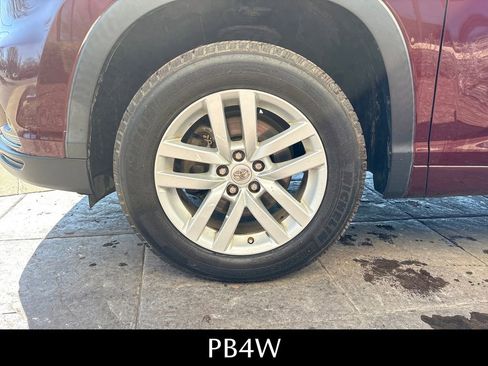 Used 2015 Toyota Highlander LE image 10