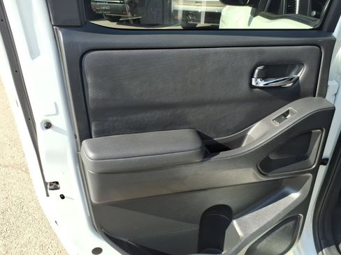 Used 2022 Nissan Frontier SV image 11