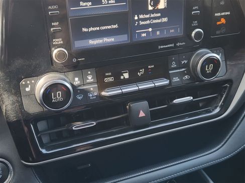 Used 2022 Toyota Highlander XLE image 19