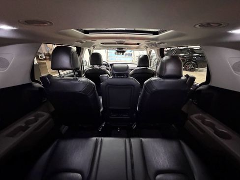 Used 2025 Kia Carnival SX image 44