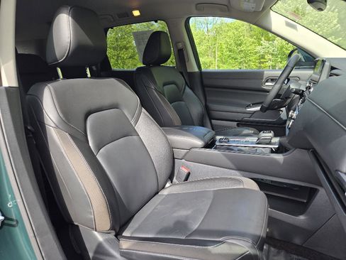 Used 2025 Nissan Pathfinder SL AWD/4WD image 23