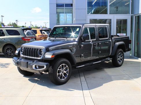 Used 2026 Jeep Gladiator Sport AWD/4WD image 3