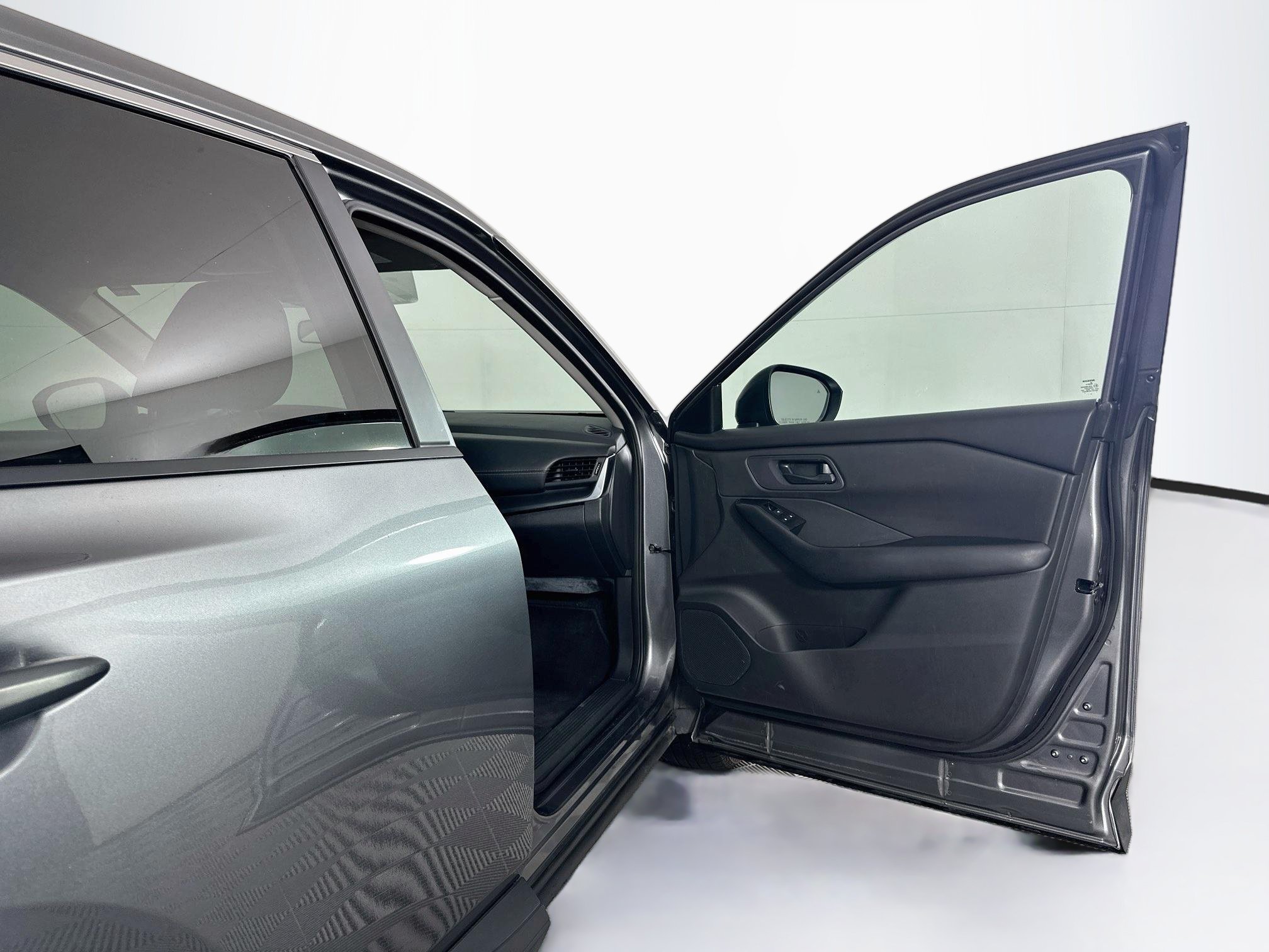Used 2024 Nissan Rogue S AWD/4WD image 30