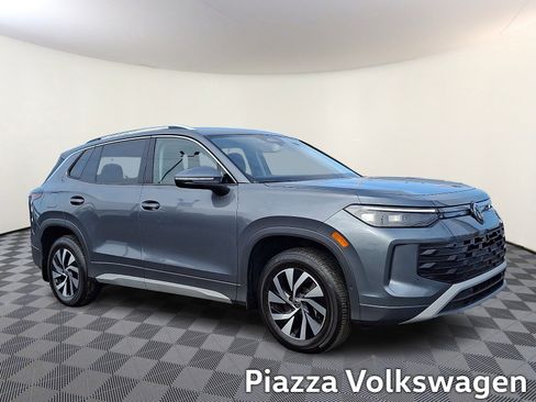 Certified 2025 Volkswagen Tiguan S image 1