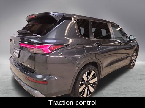 Used 2025 Mitsubishi Outlander SE image 6