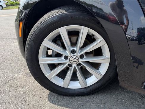 Used 2018 Volkswagen Beetle 2.0T FWD image 16