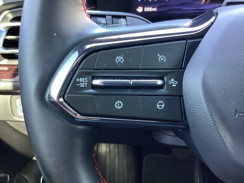 Used 2025 Chevrolet Traverse RS FWD image 20