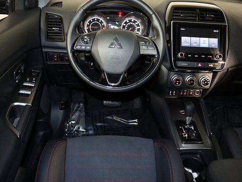 Used 2025 Mitsubishi Outlander Sport SE image 3