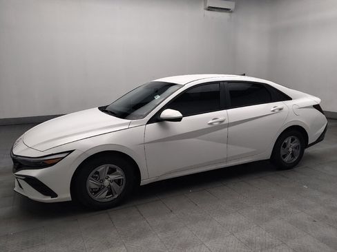 Used 2025 Hyundai Elantra SE FWD image 2