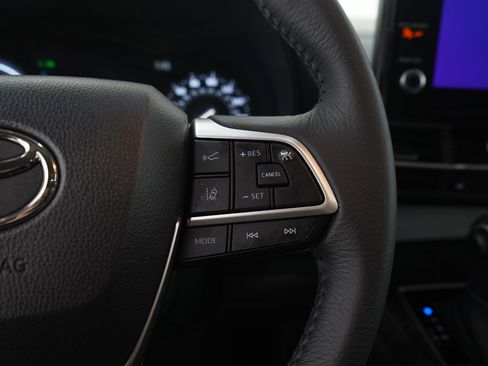 Used 2025 Toyota Sienna XLE w/ XLE Plus Package AWD/4WD image 28