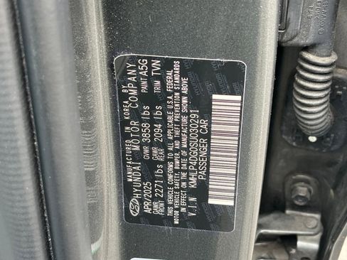 Used 2025 Hyundai Elantra Limited FWD image 31
