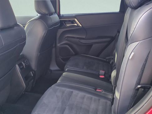 Used 2024 Mitsubishi Outlander SE Black Edition image 12