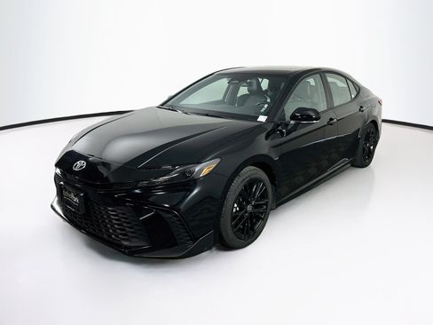 Used 2025 Toyota Camry SE FWD image 3