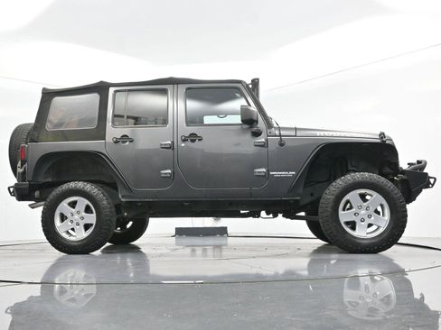 Used 2017 Jeep Wrangler Unlimited Rubicon w/ Connectivity Group AWD/4WD image 46