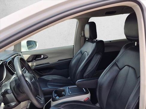 Used 2022 Chrysler Pacifica Touring-L FWD image 11